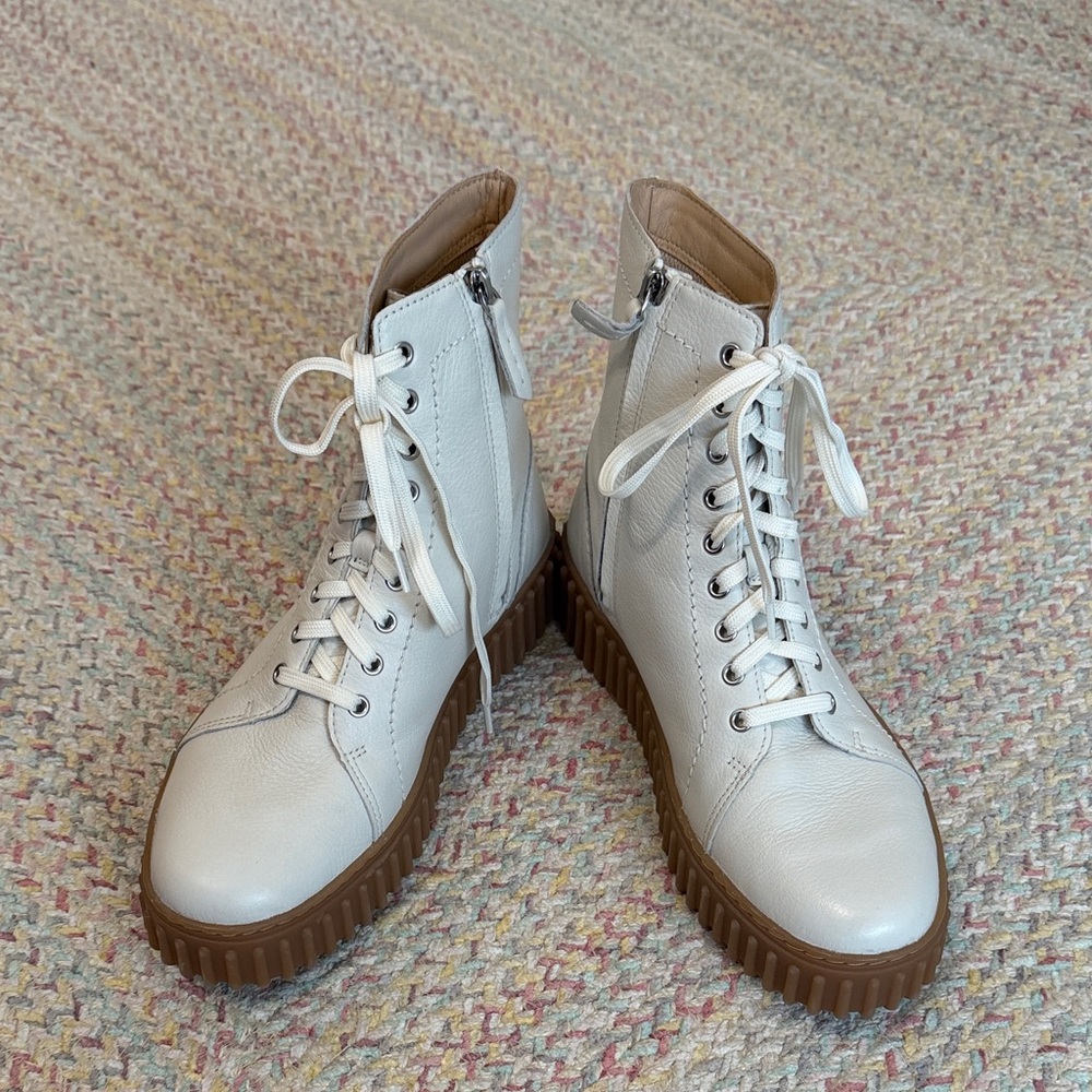 Stylish Cream colored Leather Clarks women's Boots - Picture 2 of 9
